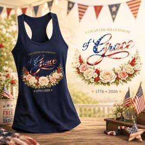 Puede incluir: Camiseta sin mangas azul marino con un diseño de corona floral y el texto "A Quarter Millennium of Grace" en rojo, blanco y azul. El diseño incluye los años "1776-2026". La imagen también muestra un diseño a juego sobre un fondo separado.