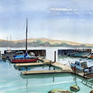 Könnte beinhalten: Aquarellmalerei einer Hafenszene mit mehreren Booten, die an Holzstegen angedockt sind. Ein rotes Segelboot mit blauem Verdeck steht im Mittelpunkt. Das Wasser ist helltürkis und der Himmel hellblau.