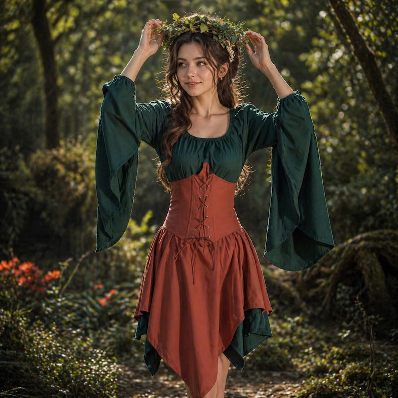 Op de afbeelding: Een Renaissance-stijl jurk in bosgroen en roest. Het heeft lange, vloeiende mouwen, een kanten lijfje en een gelaagde rok. Een bladerkrans siert het hoofd. Ideaal voor cosplay of thema-evenementen.