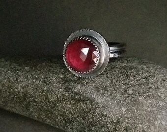 Anillo de granate hecho a mano. Anillo de granate rodolita de talla rosa engastado en plata de ley oxidada con bisel dentado y banda de doble cara. Joyería fina.