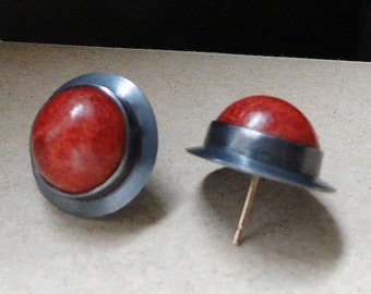 Aretes de coral rojo esponjado en forma de cúpula en plata de ley oxidada con pasadores de 14 quilates. Joyería fina.