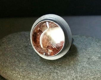 Anillo de cuarzo con cabujón de cuarzo clorito engastado en plata de ley oxidada con banda cónica y acabado texturizado. Joyería fina.