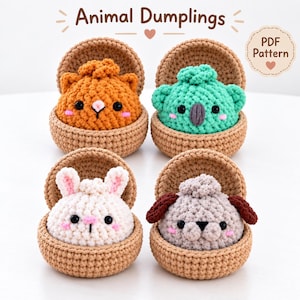 Può includere: Quattro figure di animali all'uncinetto a forma di raviolo, ognuna in una ciotola all'uncinetto color marrone chiaro. Le figure includono un gatto arancione, un koala verde acqua, un coniglio bianco e un cane grigio. Il testo Animal Dumplings e PDF Pattern è visibile.