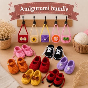 Può includere: Una collezione di articoli all'uncinetto che include cinque piccole borse appese a un supporto in legno e diverse paia di scarpine per neonati in vari colori come rosso, rosa, arancione, giallo, viola e nero, con dettagli floreali.