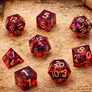 Peut inclure: Ensemble de trois mugs en céramique avec une finition mate et mouchetée. Les mugs sont de couleur crème, gris clair et gris foncé. Chaque mug a un design simple et minimaliste avec une anse arrondie.