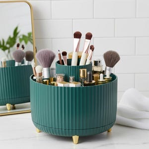 Può includere: Un set di tre tazze in ceramica con finitura opaca e macchiettata. Ogni tazza presenta un colore diverso: azzurro, crema e grigio. Le tazze hanno un design semplice e moderno con una forma arrotondata e un manico comodo.