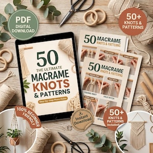 Könnte beinhalten: Ein digitaler Ratgeber mit dem Titel 50 The Ultimate Macrame Knots & Patterns mit Schritt-für-Schritt-Fotoanleitungen. Der Ratgeber wird auf einem Tablet und gedruckten Seiten angezeigt, umgeben von Makramee-Schnur, Holzringen und einer Schere.