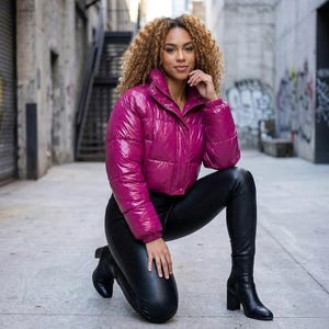 Chaqueta acolchada corta de mujer en rosa fucsia metalizado estilo Y2K con acabado brillante.