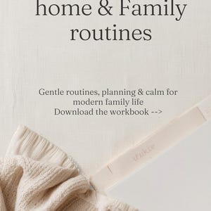 Könnte beinhalten: Das Bild zeigt den Text „Reset your home & Family routines“ mit zusätzlichen Informationen über sanfte Routinen und ein Arbeitsbuch. Eine beige Strickdecke und ein weißes Notizbuch sind ebenfalls zu sehen.