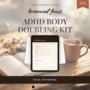 Può includere: Un kit digitale di body doubling per ADHD visualizzato su uno schermo di tablet, con il testo 'BODY DOUBLING EDITION', 'borrowed focus', 'ADHD BODY DOUBLING KIT' e 'FOCUS, ON PURPOSE.' Il tablet è accanto a un taccuino aperto e una tazza.