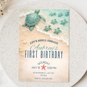Invito per il primo compleanno a tema spiaggia, invito per il primo compleanno di una bambina con tema tartaruga marina, festa a tema oceano, modello Canva modificabile.
