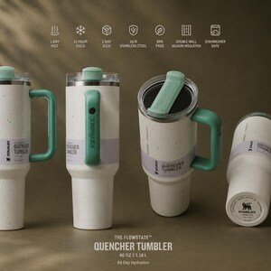 Puede incluir: Se muestran cuatro vasos Stanley Quencher blancos y verdes. Cada vaso tiene un asa y una tapa verdes. El texto de la etiqueta dice "QUENCHER TUMBLER" y "40 OZ | 1.18 L". La imagen tambi&eacute;n muestra iconos de caliente, fr&iacute;o, helado y acero inoxidable.