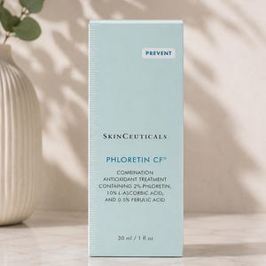 Peut inclure: Bo&icirc;te de produit de soin de la peau bleu clair avec le texte "PREVENT" en haut. La bo&icirc;te pr&eacute;sente la marque "SKINCEUTICALS" et les d&eacute;tails du produit, dont "PHLORETIN CF&reg;" et le volume : 30 ml / 1 fl oz.