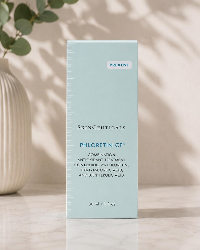 Peut inclure: Bo&icirc;te de produit de soin de la peau bleu clair avec le texte "PREVENT" en haut. La bo&icirc;te pr&eacute;sente la marque "SKINCEUTICALS" et les d&eacute;tails du produit, dont "PHLORETIN CF&reg;" et le volume : 30 ml / 1 fl oz.