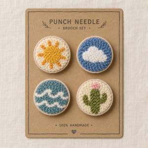 Pode incluir: Um conjunto de quatro broches feitos à mão com agulha de perfuração. Cada broche redondo apresenta um design diferente: um sol, uma nuvem, ondas do oceano e um cacto. Os broches estão em um cartão marrom com o texto "PUNCH NEEDLE BROOCH SET" e "100% HANDMADE".