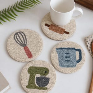 Juego de 4 posavasos con aguja perforadora, decoración de utensilios de cocina de hilo hechos a mano para mesa de centro.