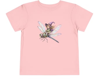 妖精の魔女がトンボに乗っている幼児用Tシャツ | 魔法の森のイラスト