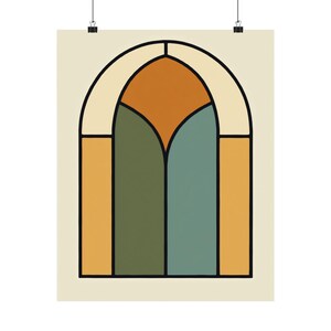 Peut inclure: Une affiche murale rectangulaire représentant un motif de fenêtre en arc stylisé avec des contours noirs épais. Le graphique comprend des segments de couleurs orange sourd, vert olive, bleu sarcelle et crème dans la structure.