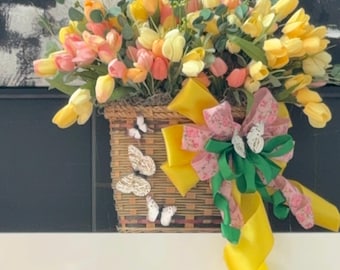 Żółty i różowy wianek z tulipanów na drzwi wejściowe