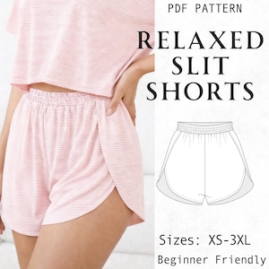 Pode incluir: Um molde em PDF para calções largos com abertura e cintura elástica, feitos de tecido às riscas rosa claro e branco. A imagem inclui um desenho técnico dos calções e o texto: PDF PATTERN RELAXED SLIT SHORTS Sizes: XS-3XL.