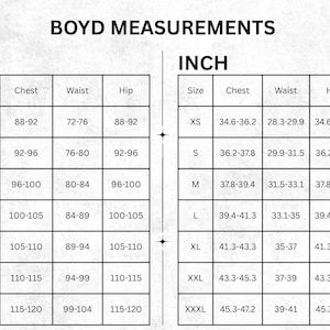 Puede incluir: Una tabla de tallas en blanco y negro titulada BOYD MEASUREMENTS. Muestra dos tablas: una en cent&iacute;metros y otra en pulgadas. Ambas tablas enumeran tallas desde XS hasta XXXL con las medidas de pecho, cintura y cadera para cada categor&iacute;a.