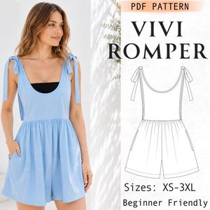 Pode incluir: Um romper azul-claro com alças de amarrar e bolsos laterais. A imagem inclui um desenho técnico da peça rotulado como PDF PATTERN VIVI ROMPER com tamanhos XS-3XL e o texto Beginner Friendly impresso abaixo do desenho.