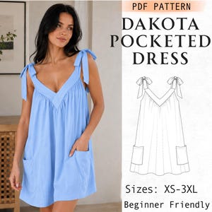Op de afbeelding: Een lichtblauwe mouwloze jurk met een V-hals, schouderbandjes met strikjes en twee opgestikte zakken aan de voorzijde. De afbeelding bevat de tekst PDF PATTERN DAKOTA POCKETED DRESS, Sizes: XS-3XL, Beginner Friendly en een lijntekening.