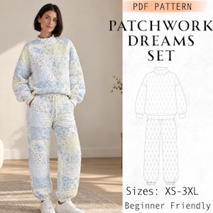 Könnte beinhalten: Ein PDF-Schnittmuster für ein Patchwork Dreams Set, bestehend aus einem gesteppten Langarm-Oberteil mit Stehkragen und passender Hose in blau-gelb-weißem Blumen-Patchwork-Druck. Das Bild enthält eine technische Skizze und den Text: Sizes: XS-3XL.