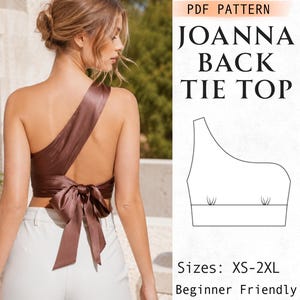 Puede incluir: Un top asimétrico de satén marrón con cierre de lazo en la espalda. La imagen incluye el texto PDF PATTERN JOANNA BACK TIE TOP, Sizes: XS-2XL y Beginner Friendly, junto a un dibujo lineal en blanco y negro de la silueta de la prenda.