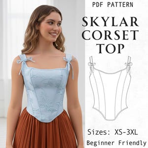 Könnte beinhalten: Ein hellblaues Korsett-Oberteil mit floralem Jacquardmuster, quadratischem Ausschnitt und zu Schleifen gebundenen Schulterträgern. Das Bild enthält den Text PDF PATTERN SKYLAR CORSET TOP, Sizes: XS-3XL und Beginner Friendly sowie eine Strichzeichnung.