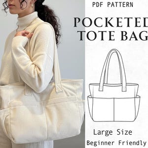Könnte beinhalten: Eine cremefarbene Cord-Einkaufstasche mit zwei Schulterriemen und mehreren Außentaschen. Das Bild enthält den Text PDF PATTERN POCKETED TOTE BAG, Large Size, Beginner Friendly sowie eine schwarz-weiße Strichzeichnung der Tasche.
