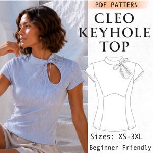 Può includere: Un top a maniche corte a righe azzurre e bianche con scollo alto, apertura a goccia e dettaglio a fiocco. L'immagine include un disegno tecnico del capo con l'etichetta PDF PATTERN CLEO KEYHOLE TOP Sizes: XS-3XL.