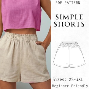Peut inclure: Un patron PDF pour short simple avec tailles XS-3XL, présentant un dessin au trait d'un short avec une taille élastique à volants et des poches latérales, à côté d'une photo d'un short beige avec une taille similaire et un haut court rose.
