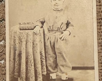 Kleine kabinetkaart uit de jaren 1880 van een jonge jongen