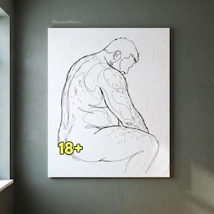 Puede incluir: Un lienzo cuadrado para pared que presenta un dibujo de líneas negras de una figura sentada sobre un fondo blanco texturizado. La obra incluye el texto BlossomMoose en la esquina superior izquierda y una insignia amarilla de 18+ en la parte inferior.