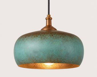 Gehamerde koperen koepelhanglamp – groen patina plafondarmatuur