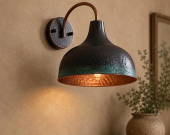 Applique da parete in rame martellato, lampadario rustico in stile industriale.