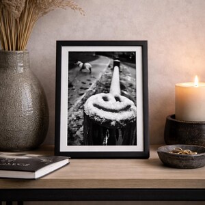 Photographie noir et blanc minimaliste - Smiley neige - Décoration murale moderne - Téléchargement digital A3 A4 A5
