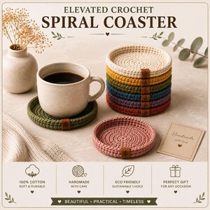 Puede incluir: Un juego de posavasos de ganchillo en espiral de colores crema, amarillo, verde, azul, morado y rojo. Cada posavasos tiene una pequeña etiqueta de cuero marrón. Un posavasos sostiene una taza de cerámica llena de café negro.