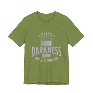 Camiseta estilo Guinness "Hola, oscuridad, mi viejo amigo" (Bella Canvas) imagen 5