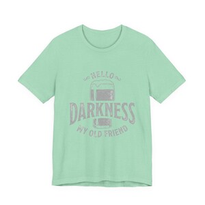Camiseta estilo Guinness "Hola, oscuridad, mi viejo amigo" (Bella Canvas) imagen 8