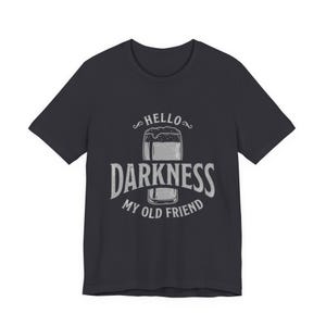 Camiseta estilo Guinness "Hola, oscuridad, mi viejo amigo" (Bella Canvas) imagen 7