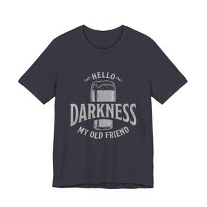 Camiseta estilo Guinness "Hola, oscuridad, mi viejo amigo" (Bella Canvas) imagen 15