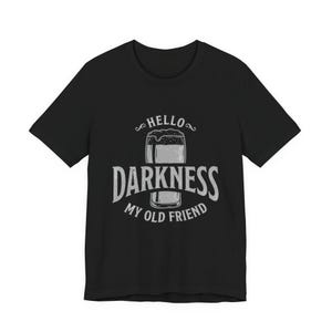 Camiseta estilo Guinness "Hola, oscuridad, mi viejo amigo" (Bella Canvas) imagen 3