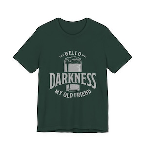 Camiseta estilo Guinness "Hola, oscuridad, mi viejo amigo" (Bella Canvas) imagen 10