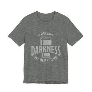 Camiseta estilo Guinness "Hola, oscuridad, mi viejo amigo" (Bella Canvas) imagen 2