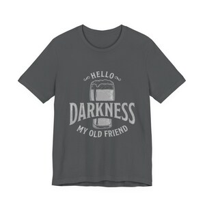 Camiseta estilo Guinness "Hola, oscuridad, mi viejo amigo" (Bella Canvas) imagen 13
