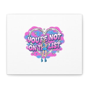 Pode incluir: Impressão em tela com uma ilustração de desenho animado. A obra de arte mostra uma mulher em um traje azul em frente a um design em forma de coração. O coração contém o texto "YOU'RE NOT ON THE LIST" em rosa e azul, cercado por estrelas.