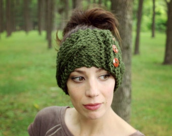 Kabelgebreide oorwarmer hoofdband: olijfgroene veganistische mix, knoopdetail