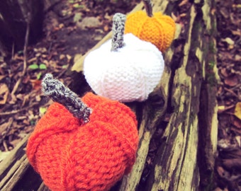 Stickade pumpor virkad höstdekoration för thanksgiving orange vit gul höstdekoration set om tre